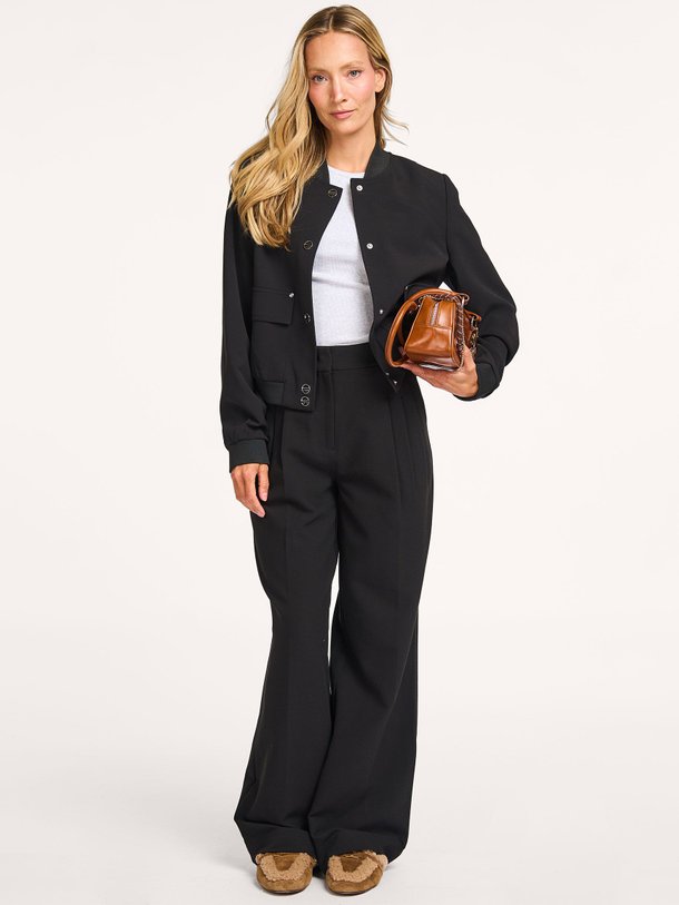 Ontdek de Laura geweven cropped jasje van Aaiko in de kleur zwart bij Orangebag. Op werkdagen voor 21:45 besteld, morgen in huis.