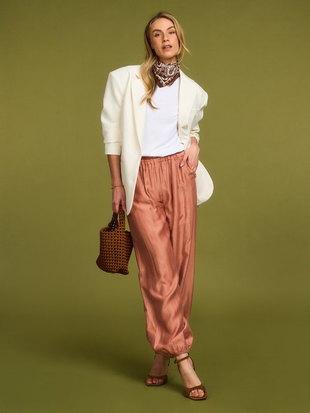 Ontdek de Silkstone lyocellmix balloon broek van Devotion in de kleur Oud roze bij Orangebag. Op werkdagen voor 21:45 besteld, morgen in huis.