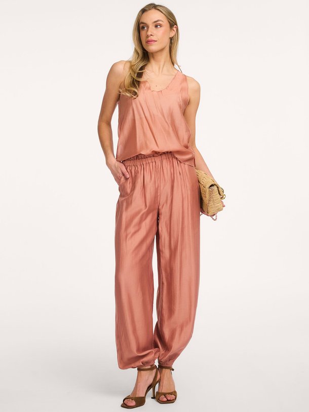 Ontdek de Silkstone lyocellmix balloon broek van Devotion in de kleur Oud roze bij Orangebag. Op werkdagen voor 21:45 besteld, morgen in huis.