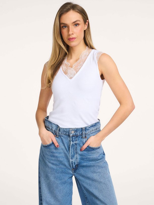 Ontdek de Hia katoenmix top met kant van Nathalie Vleeschouwer in de kleur Wit bij Orangebag. Op werkdagen voor 21:45 besteld, morgen in huis.