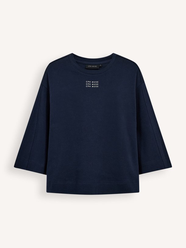 Ontdek de Organic cottonmix T-shirt met print van Copenhagen Muse in de kleur Donkerblauw bij Orangebag. Op werkdagen voor 21:45 besteld, morgen in huis.