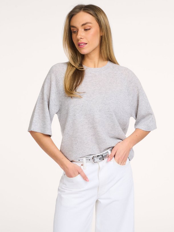 Ontdek de Leana cashmere trui van Absolut Cashmere in de kleur Grijs bij Orangebag. Op werkdagen voor 21:45 besteld, morgen in huis.