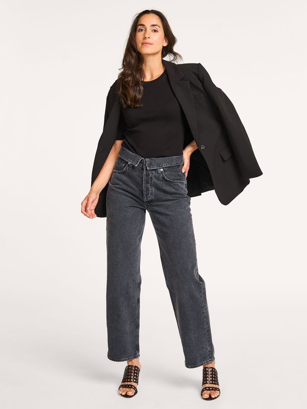 Ontdek de Echo mid waist straight fit jeans van Agolde in de kleur antraciet bij Orangebag. Op werkdagen voor 21:45 besteld, morgen in huis.