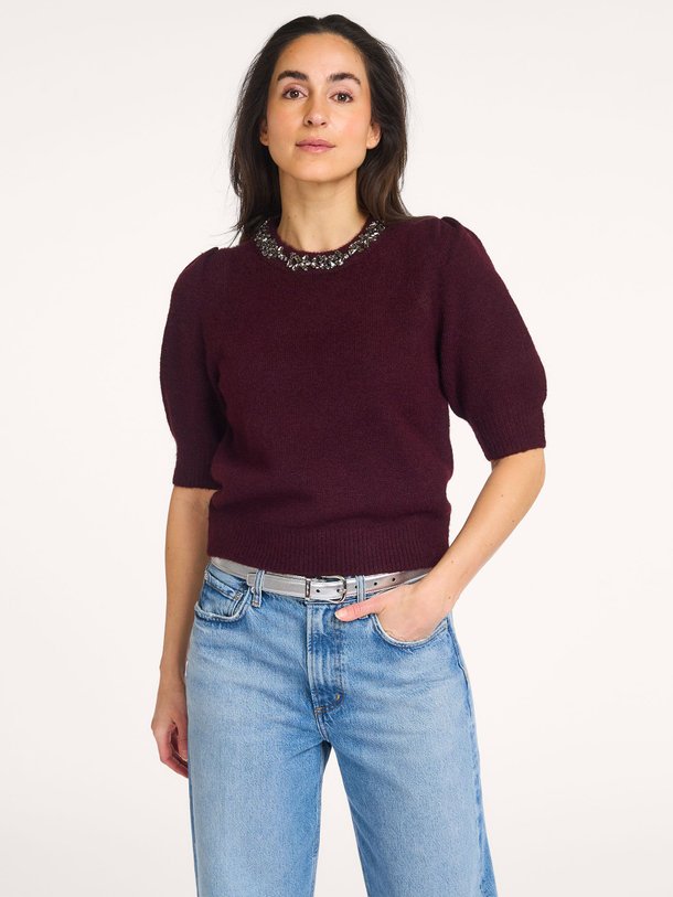 Ontdek de Maia wolmix top met applicaties van Neo Noir in de kleur Bordeauxrood bij Orangebag. Op werkdagen voor 21:45 besteld, morgen in huis.