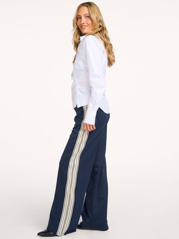 Ontdek de Ada jersey joggingbroek met bies van Copenhagen Muse in de kleur Donkerblauw bij Orangebag. Op werkdagen voor 21:45 besteld, morgen in huis.