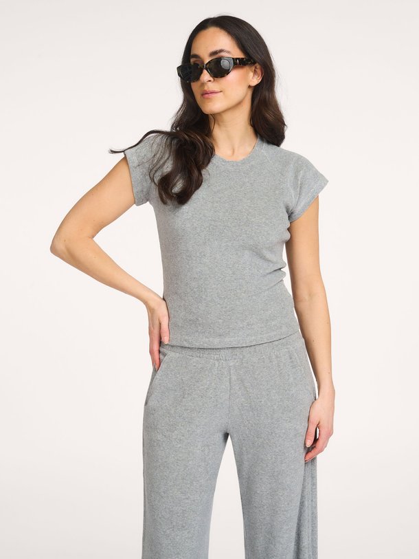 Ontdek de Tyra katoenmix badstof top van Sea Me Happy in de kleur Grijs bij Orangebag. Op werkdagen voor 21:45 besteld, morgen in huis.