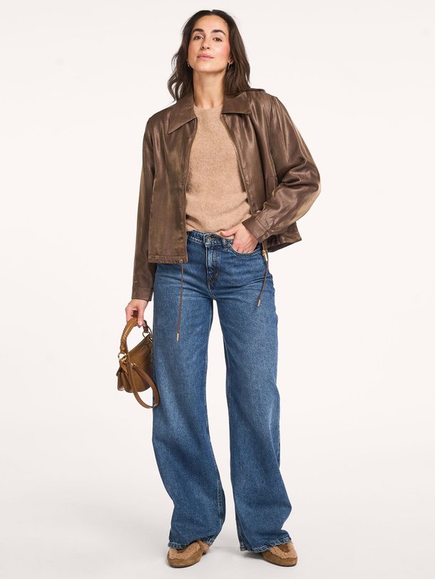 Ontdek de Ravi viscosemix jasje van Aaiko in de kleur bruin bij Orangebag. Op werkdagen voor 21:45 besteld, morgen in huis.