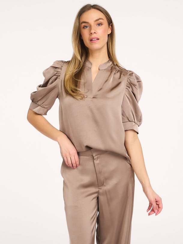 Ontdek de Roella, geweven satijnen top van Neo Noir bij Orangebag. Op werkdagen voor 21:45 besteld, morgen in huis.