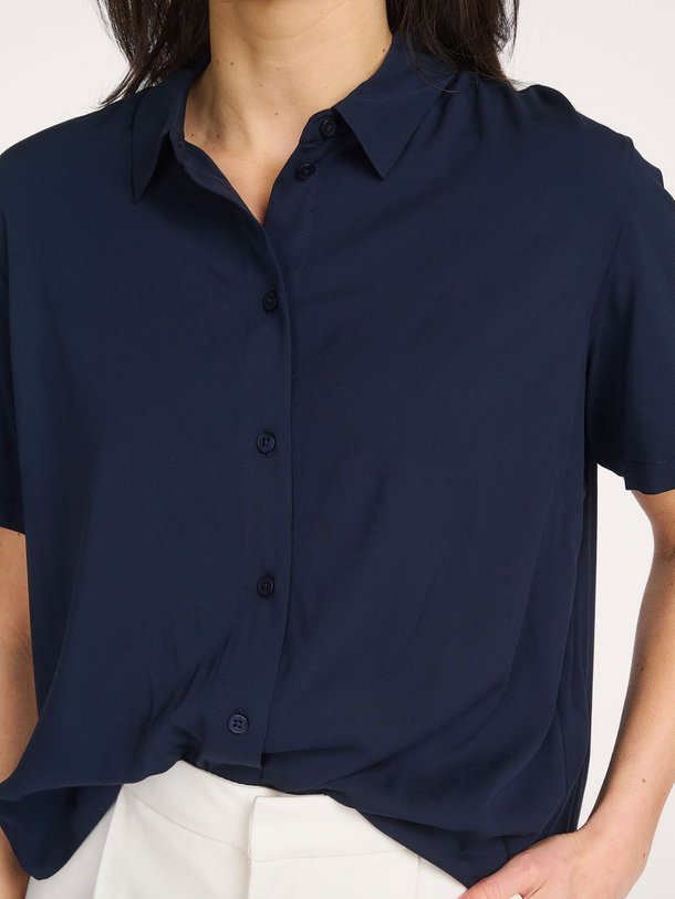 Ontdek de Saminna, viscosemix blouse van Samsoe Samsoe bij Orangebag. Op werkdagen voor 21:45 besteld, morgen in huis.