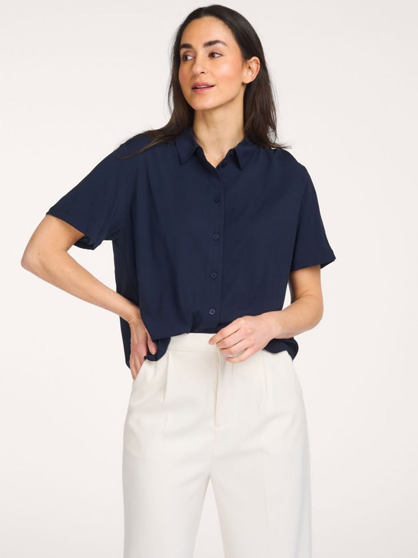 Ontdek de Saminna, viscosemix blouse van Samsoe Samsoe bij Orangebag. Op werkdagen voor 21:45 besteld, morgen in huis.