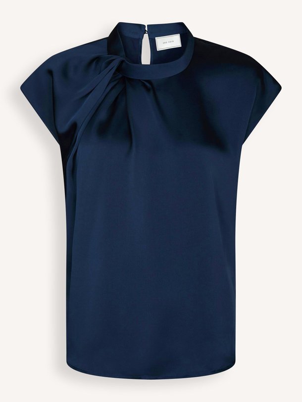 Ontdek de Fleur, geweven satijnlook top van Neo Noir bij Orangebag. Op werkdagen voor 21:45 besteld, morgen in huis.