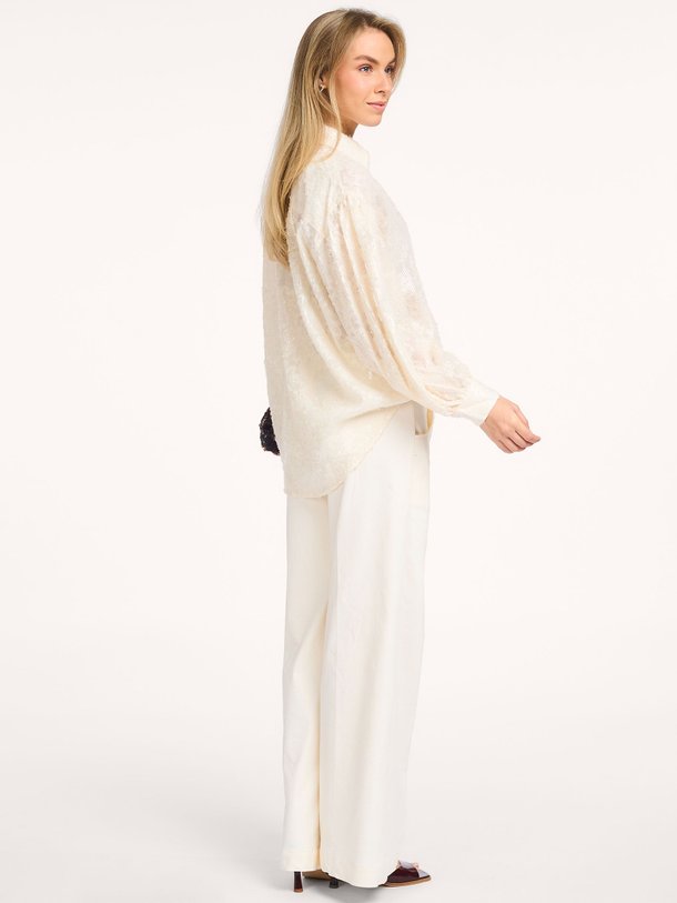 Ontdek de Candi, viscose blouse met pailletten van Frnch bij Orangebag. Op werkdagen voor 21:45 besteld, morgen in huis.