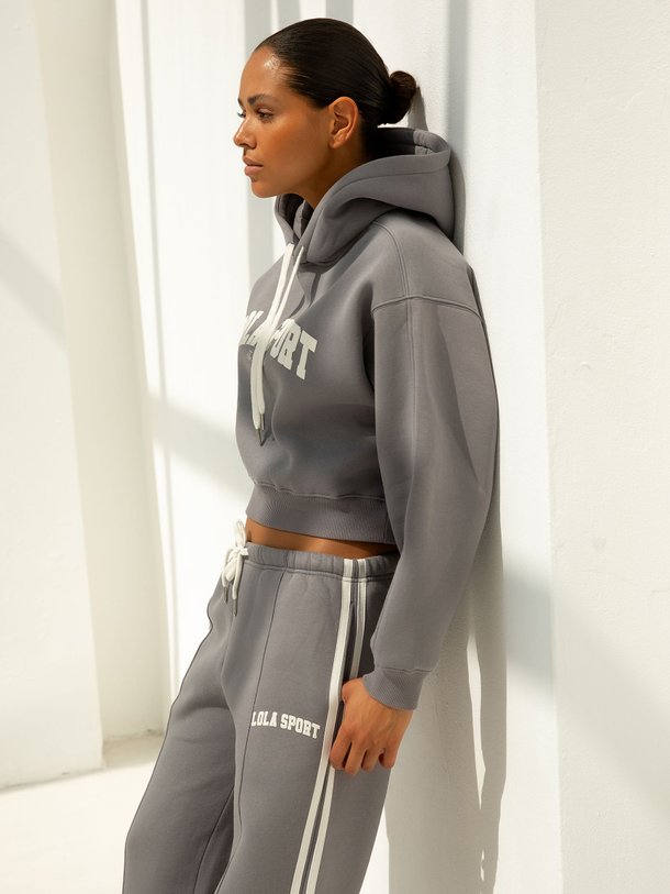 Ontdek de Jade, katoenmix joggingsbroek van The Lola Club bij Orangebag. Op werkdagen voor 21:45 besteld, morgen in huis.