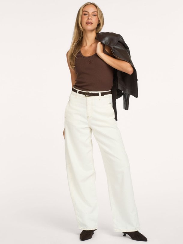 Dante 6 Zora, katoenmix rib tanktop - Donkerbruin Ontdek de Zora, katoenmix rib tanktop van Dante 6 bij Orangebag. Op werkdagen voor 21:45 besteld, morgen in huis.