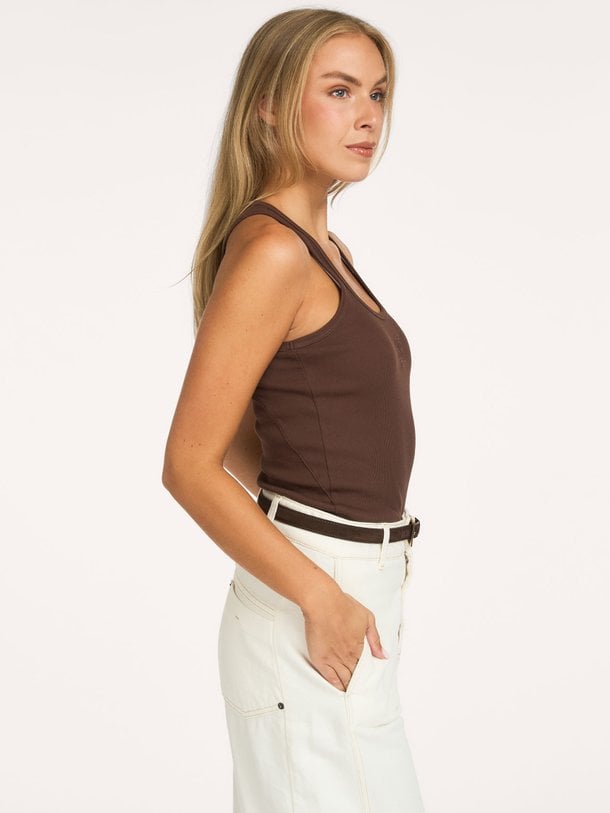 Dante 6 Zora, katoenmix rib tanktop - Donkerbruin Ontdek de Zora, katoenmix rib tanktop van Dante 6 bij Orangebag. Op werkdagen voor 21:45 besteld, morgen in huis.