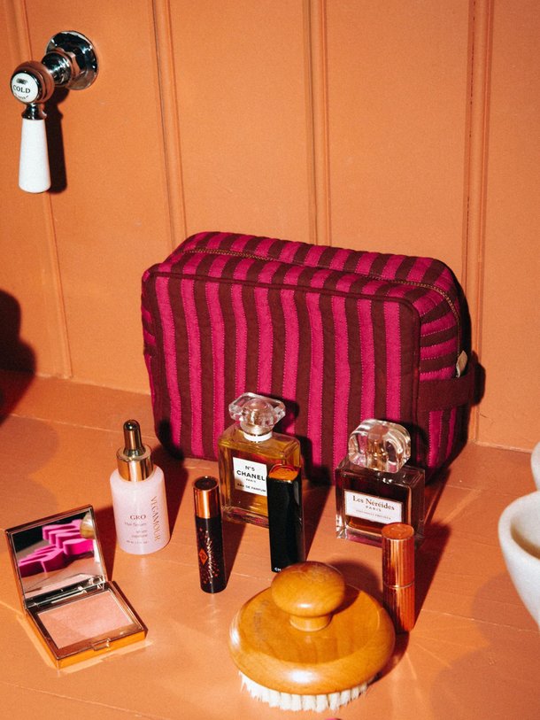 Palais Jackie, organic cotton make-up tasje met strepen - Fuchsia Ontdek de Jackie, organic cotton make-up tasje met strepen van Palais bij Orangebag. Op werkdagen voor 21:45 besteld, morgen in huis.