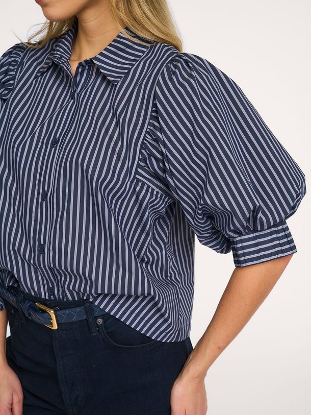 Ontdek de Etta, katoenmix gestreepte blouse van Neo Noir bij Orangebag. Op werkdagen voor 21:45 besteld, morgen in huis.