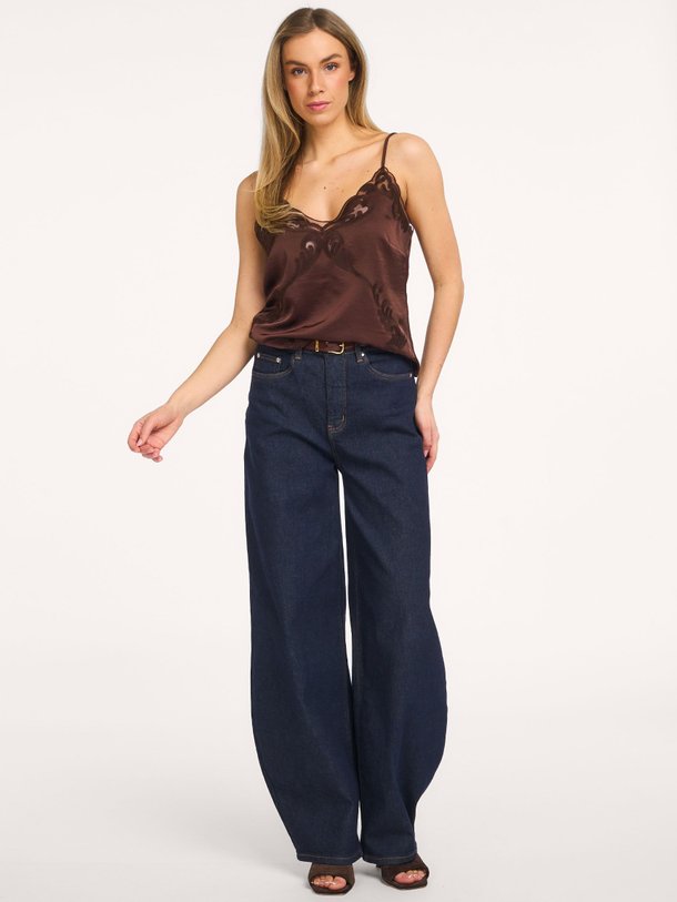 Ontdek de Ligne, geweven satijnlook top met kant van Dante 6 bij Orangebag. Op werkdagen voor 21:45 besteld, morgen in huis.