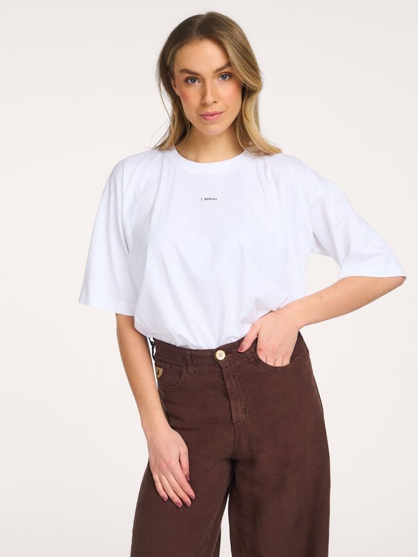 Ontdek de Cloe, katoenen logo T-shirt van Club L`avenir bij Orangebag. Op werkdagen voor 21:45 besteld, morgen in huis.