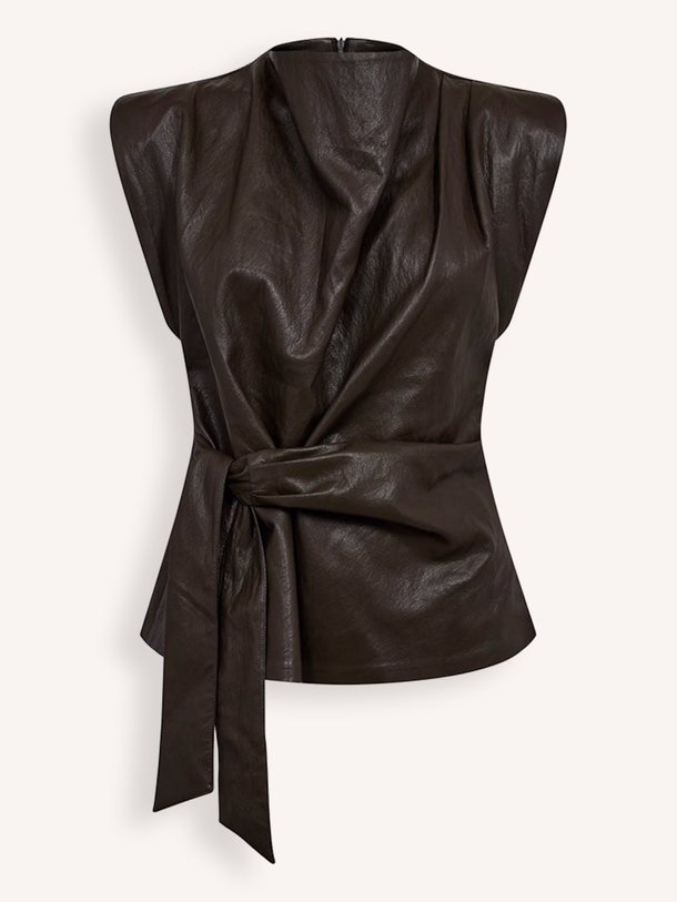 Co'Couture Gitt, leatherlook top - Donkerbruin Ontdek de Gitt, leatherlook top van Co'Couture bij Orangebag. Op werkdagen voor 21:45 besteld, morgen in huis.