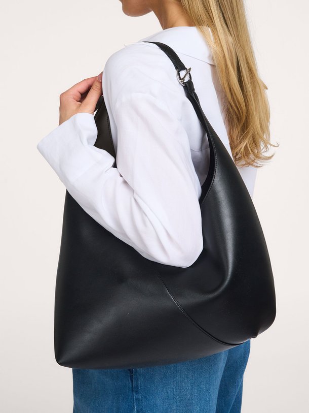 Ontdek de Sakaia, lederen schoudertas van Samsoe Samsoe bij Orangebag. Op werkdagen voor 21:45 besteld, morgen in huis.