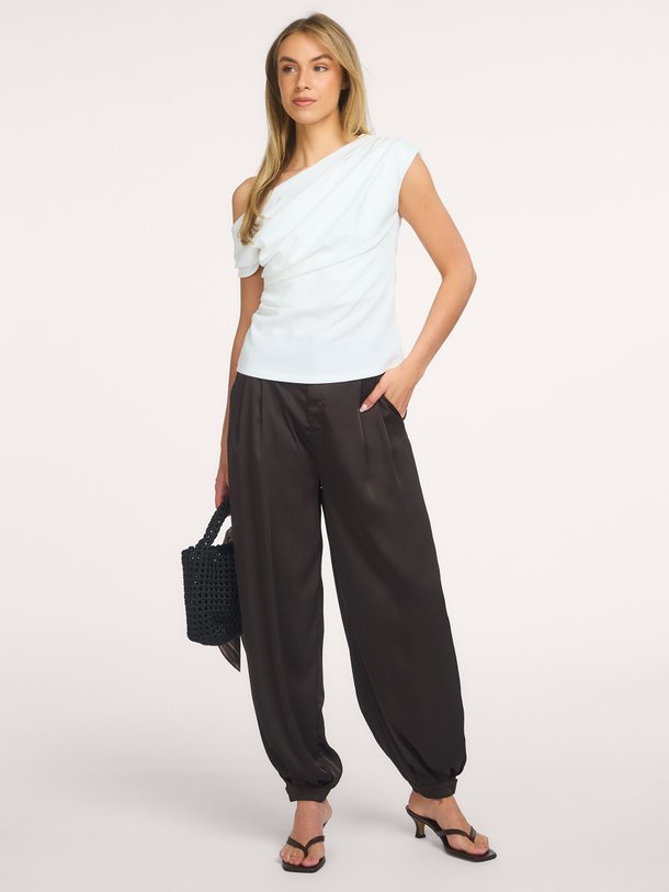 Ontdek de elegante Neo Noir Mabelle Drapy Top in wit bij Orangebag. Een verfijnde one-shoulder top met prachtige draping voor een feestelijke vibe.