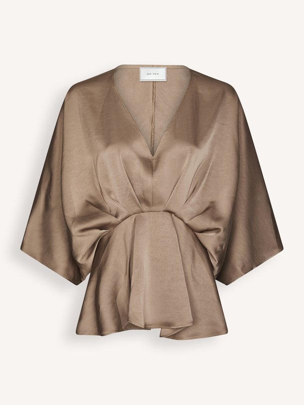 Neo Noir Rivina Heavy Sateen Blouse online kopen | Orangebag Ontdek de Neo Noir Rivina Heavy Sateen Blouse in brons. Een elegante top met diepe V-hals en wijde mouwen voor een chique look. Shop nu bij Orangebag.