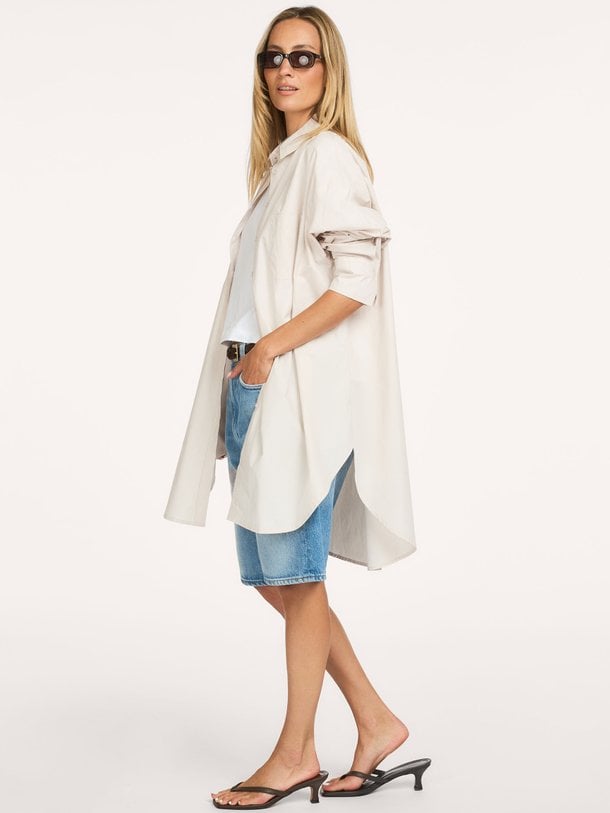 Neo Noir Halina Poplin Shirt online kopen | Orangebag Ontdek de Neo Noir Halina Poplin Shirt bij Orangebag. Een tijdloze zandkleurige blousejurk van 100% katoen met een losvallende pasvorm. Perfect voor elke dag.