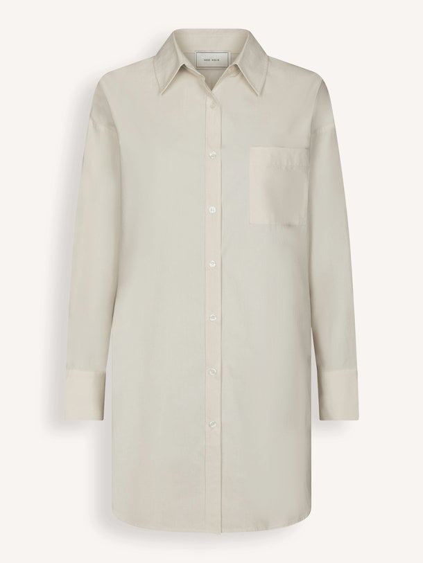 Neo Noir Halina Poplin Shirt online kopen | Orangebag Ontdek de Neo Noir Halina Poplin Shirt bij Orangebag. Een tijdloze zandkleurige blousejurk van 100% katoen met een losvallende pasvorm. Perfect voor elke dag.
