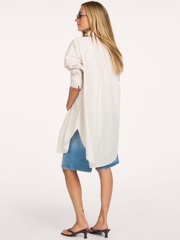 Neo Noir Halina Poplin Shirt online kopen | Orangebag Ontdek de Neo Noir Halina Poplin Shirt bij Orangebag. Een tijdloze zandkleurige blousejurk van 100% katoen met een losvallende pasvorm. Perfect voor elke dag.