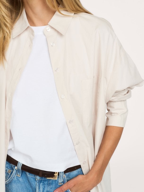 Neo Noir Halina Poplin Shirt online kopen | Orangebag Ontdek de Neo Noir Halina Poplin Shirt bij Orangebag. Een tijdloze zandkleurige blousejurk van 100% katoen met een losvallende pasvorm. Perfect voor elke dag.