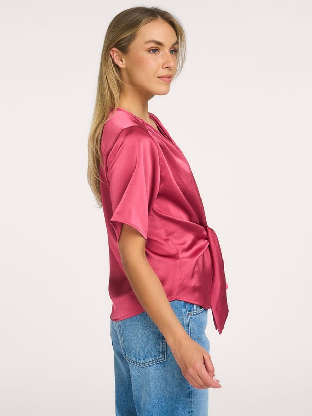 Ontdek de Neo Noir Casadia Heavy Sateen Blouse in een prachtige berry kleur. Deze glanzende blouse met strikdetail en V-hals shop je nu bij Orangebag.