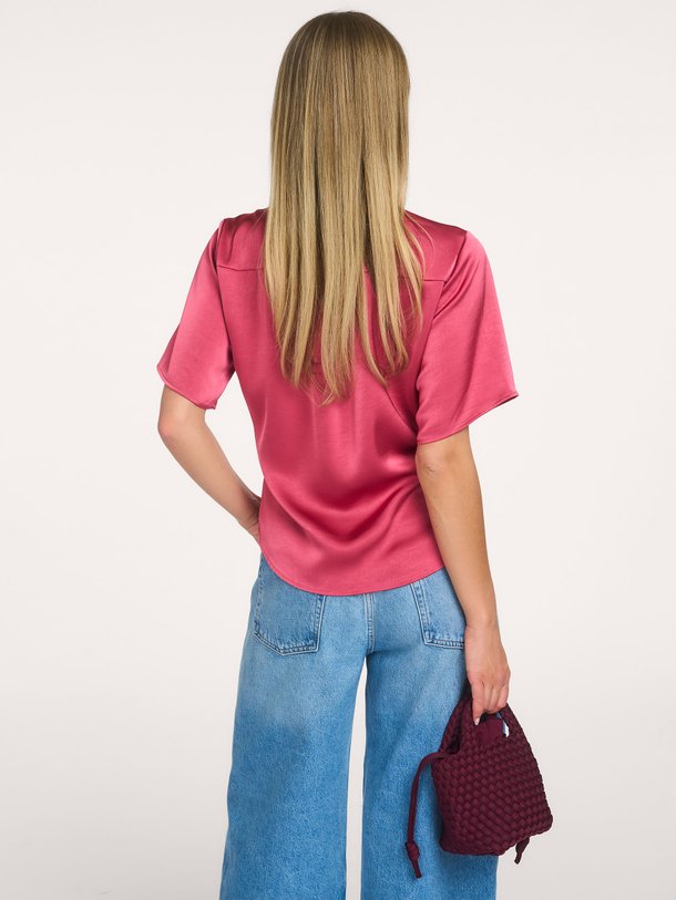 Ontdek de Neo Noir Casadia Heavy Sateen Blouse in een prachtige berry kleur. Deze glanzende blouse met strikdetail en V-hals shop je nu bij Orangebag.