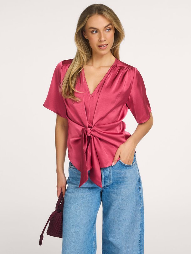 Ontdek de Neo Noir Casadia Heavy Sateen Blouse in een prachtige berry kleur. Deze glanzende blouse met strikdetail en V-hals shop je nu bij Orangebag.