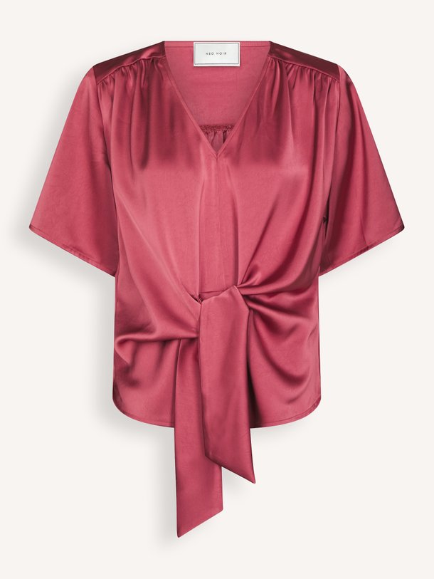 Ontdek de Neo Noir Casadia Heavy Sateen Blouse in een prachtige berry kleur. Deze glanzende blouse met strikdetail en V-hals shop je nu bij Orangebag.