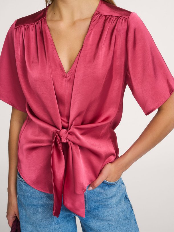 Ontdek de Neo Noir Casadia Heavy Sateen Blouse in een prachtige berry kleur. Deze glanzende blouse met strikdetail en V-hals shop je nu bij Orangebag.