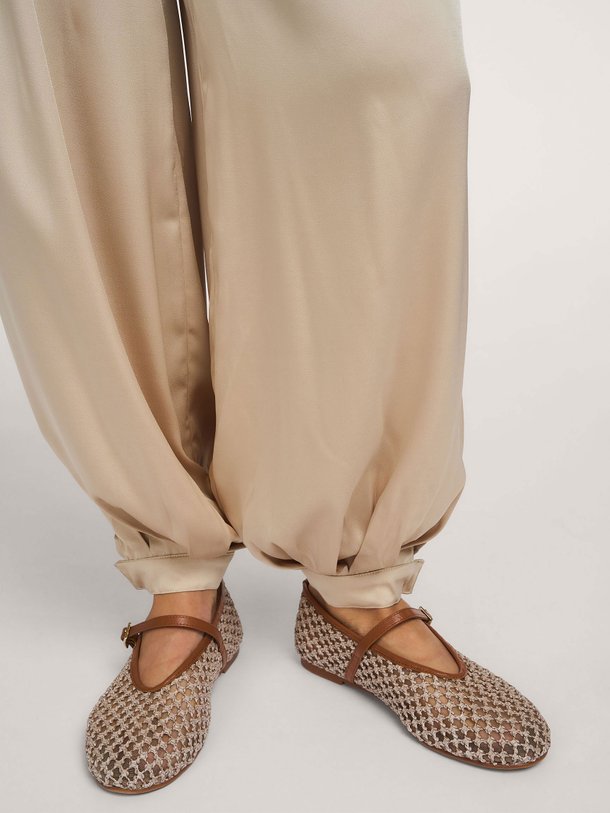 Ontdek de Fayla Drapy Satin Balloon Pants van Neo Noir bij Orangebag. Een elegante champagnekleurige broek met een luxe glans en een trendy balloon fit.