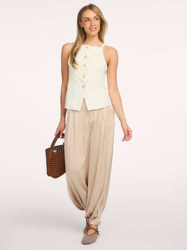 Ontdek de Fayla Drapy Satin Balloon Pants van Neo Noir bij Orangebag. Een elegante champagnekleurige broek met een luxe glans en een trendy balloon fit.