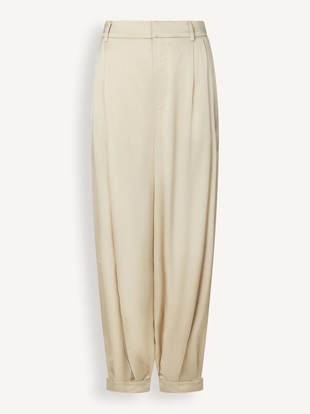 Ontdek de Fayla Drapy Satin Balloon Pants van Neo Noir bij Orangebag. Een elegante champagnekleurige broek met een luxe glans en een trendy balloon fit.