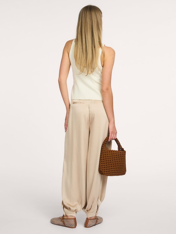 Ontdek de Fayla Drapy Satin Balloon Pants van Neo Noir bij Orangebag. Een elegante champagnekleurige broek met een luxe glans en een trendy balloon fit.