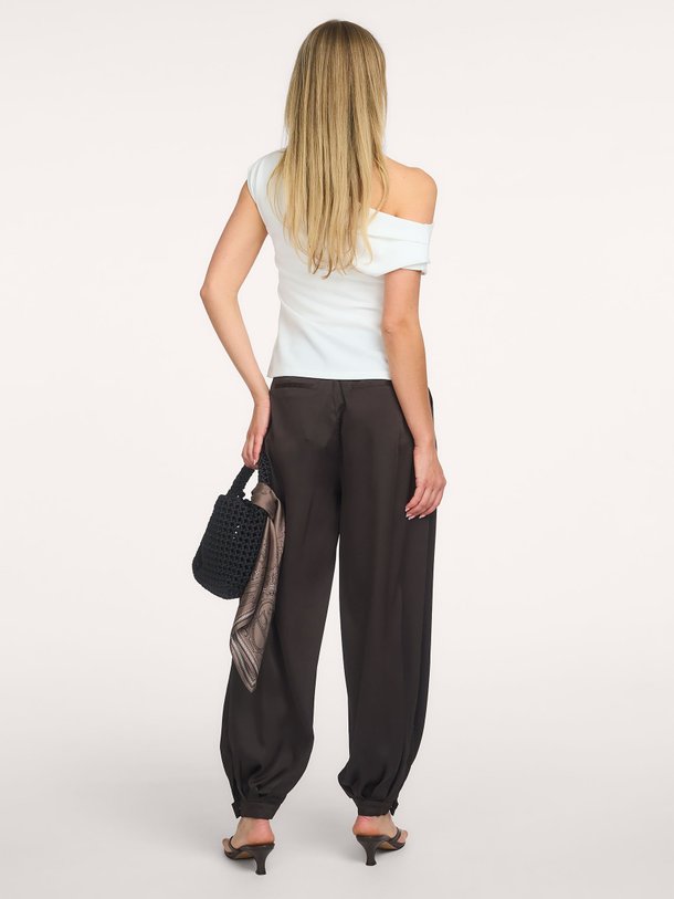 Ontdek de Fayla Drapy Satin Balloon Pants van Neo Noir bij Orangebag. Een stijlvolle donkerbruine broek met een luxe glans en trendy barrel fit.
