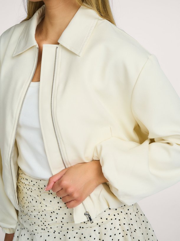 Neo Noir Denielle Structure Jacket online kopen | Orangebag Shop de Neo Noir Denielle Structure Jacket bij Orangebag. Een prachtig off-white jasje met structuur, ritsluiting en een trendy cropped fit. Bestel nu!