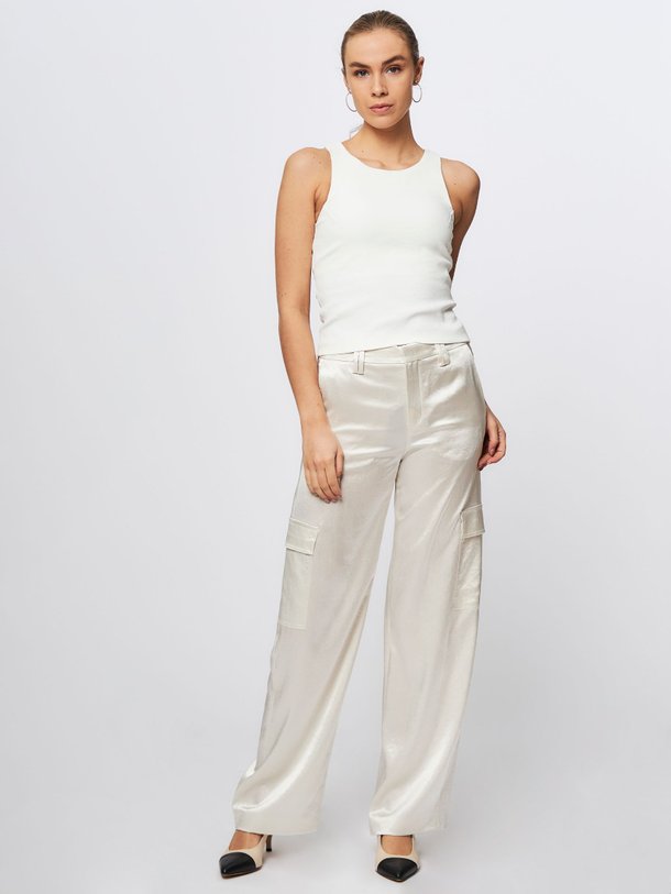 Ontdek de Ductile geweven glanzende cargo broek van Drykorn in de kleur beige bij Orangebag. Op werkdagen voor 21:45 besteld, morgen in huis.