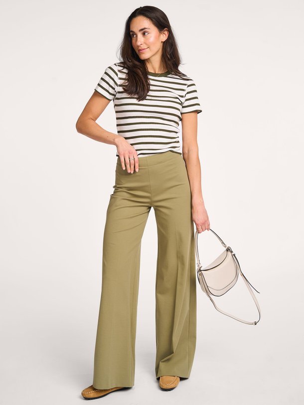 Ontdek de Before katoenmix broek van Drykorn in de kleur groen bij Orangebag. Op werkdagen voor 21:45 besteld, morgen in huis.