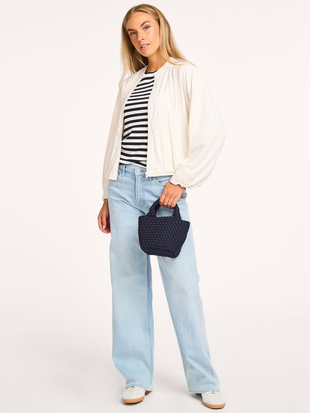 Ontdek de Hesra light travel jersey jasje van Studio Anneloes in de kleur ecru bij Orangebag. Op werkdagen voor 21:45 besteld, morgen in huis.