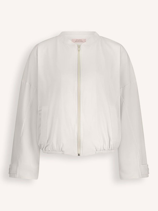 Ontdek de Hesra light travel jersey jasje van Studio Anneloes in de kleur ecru bij Orangebag. Op werkdagen voor 21:45 besteld, morgen in huis.
