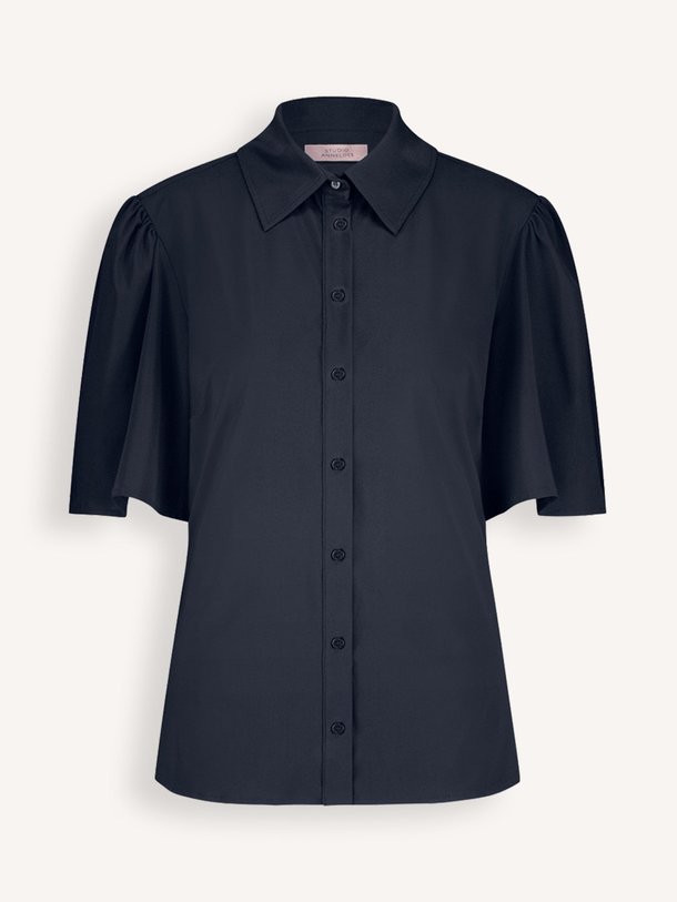 Ontdek de Poppy light travel jersey blouse van Studio Anneloes in de kleur donkerblauw bij Orangebag. Op werkdagen voor 21:45 besteld, morgen in huis.