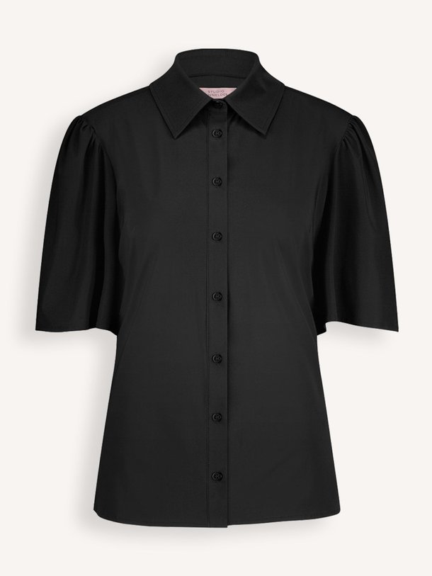 Ontdek de Poppy light travel jersey blouse van Studio Anneloes in de kleur zwart bij Orangebag. Op werkdagen voor 21:45 besteld, morgen in huis.