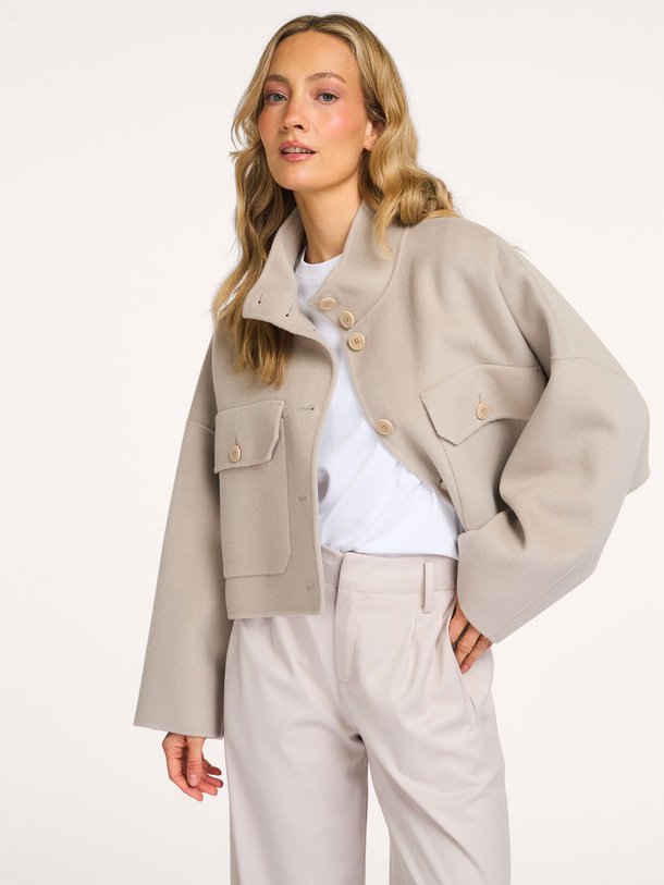 Ontdek de Arklow wolmix mantel van Drykorn in de kleur Beige bij Orangebag. Op werkdagen voor 21:45 besteld, morgen in huis.