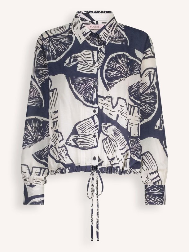 Ontdek de Dio viscose blouse met dessin van Studio Anneloes in de kleur donkerblauw bij Orangebag. Op werkdagen voor 21:45 besteld, morgen in huis.